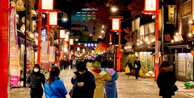 今日の浅草。 伝法院通りを撮影する人がたくさんいます。街並みって