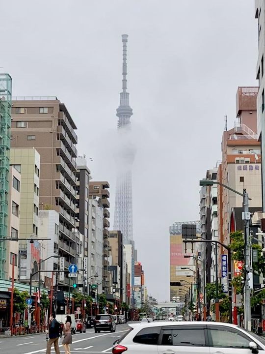 今日の浅草 雷門通りから見たスカイツリーです 雲がちょうど展望付近にかかってます スカイツリー 淺草 Asakusa Tokyo Japan ウィズコロナ Www E Asakusa Jp 浅草観光連盟