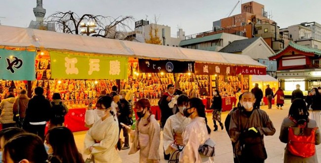 今日の浅草。 浅草寺境内では羽子板市が最終日です。 若い娘さんは