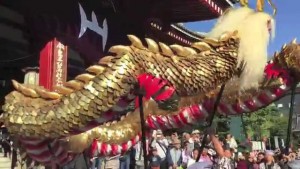 Asakusa-Japan-Sightseeing-Tour-Dance-of-the-gold-dragon